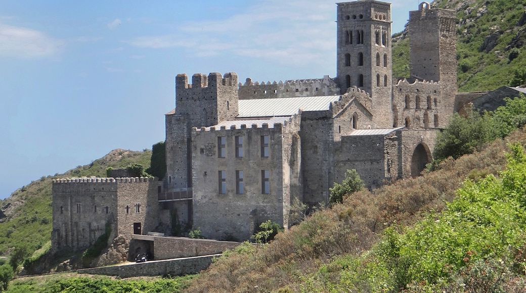 Photo "Sant Pere de Rodes Monastery" by Jean-Pierre Dalbéra (CC BY) / Cropped from original
