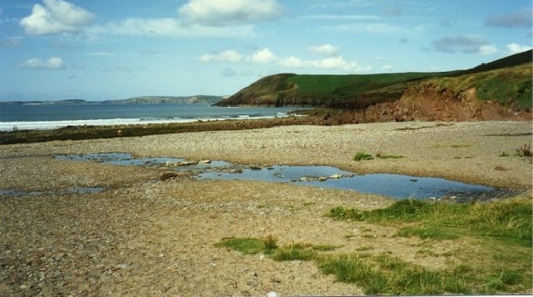 Photo "Manorbier Beach" by Tom Pennington (CC BY-SA) / Cropped from original