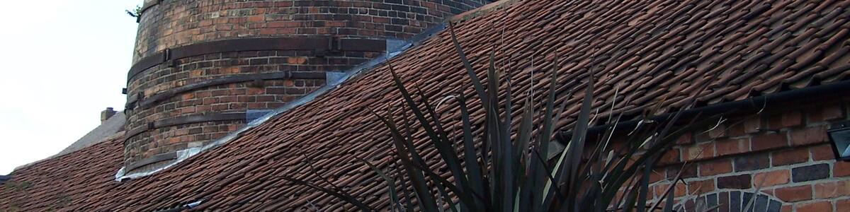Photo "The Bottle Kiln West Hallam Derbyshire" by Rpriv2000 (Creative Commons Attribution-Share Alike 3.0) / Cropped from original