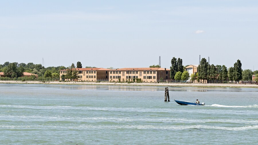 Photo "English: Barrack of Lagunari in San Andrea island in Venice – seen from the lagoon." by Archaeodontosaurus (Creative Commons Attribution-Share Alike 4.0) / Cropped from original