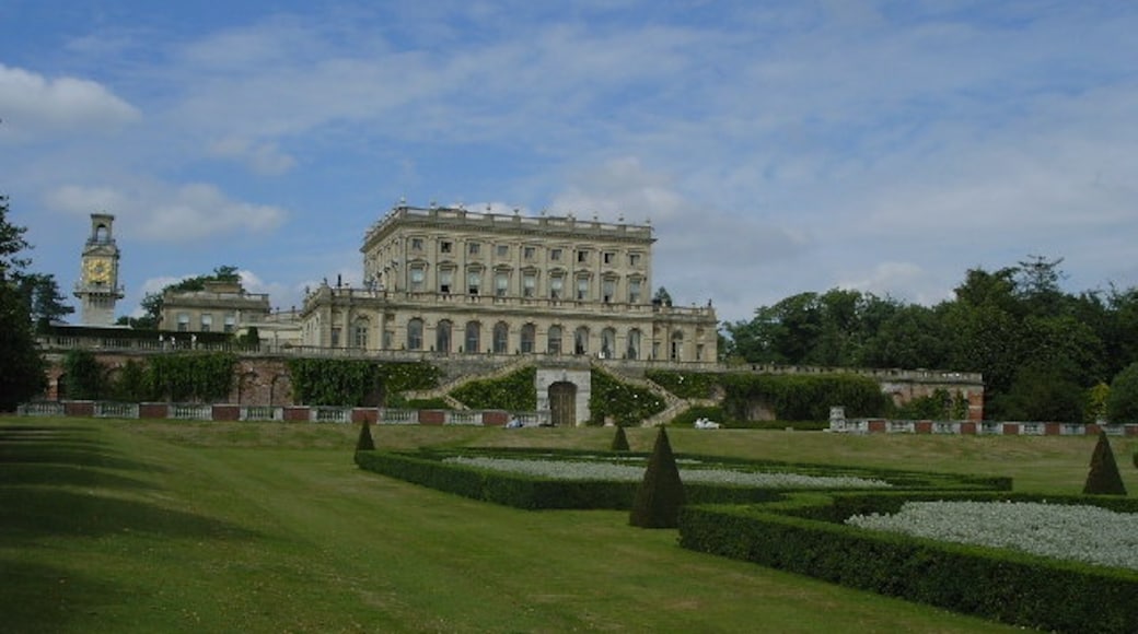Photo "Cliveden House" by DS Pugh (CC BY-SA) / Cropped from original