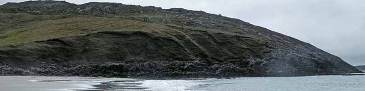 Photo "Tràigh na h-Uidhe, Looking south. Beach near Taobh Tuàth." by Oliver Dixon (Creative Commons Attribution-Share Alike 2.0) / Cropped from original