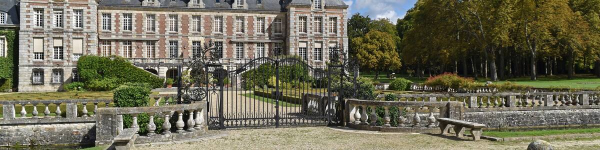 Photo "This building is indexed in the Base Mérimée, a database of architectural heritage maintained by the French Ministry of Culture, under the reference PA00087871 ." by Pline (Creative Commons Attribution-Share Alike 4.0) / Cropped from original