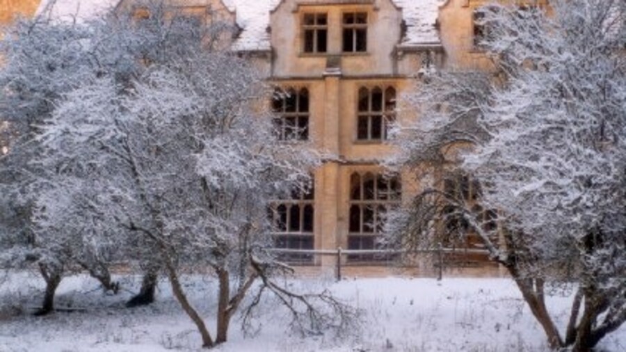 Photo "Woodchester Mansion in snow." by Alex Cameron (Creative Commons Attribution-Share Alike 2.0) / Cropped from original