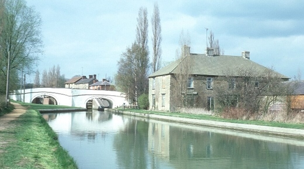 Photo "Stoke Bruerne" by E Gammie (CC BY-SA) / Cropped from original