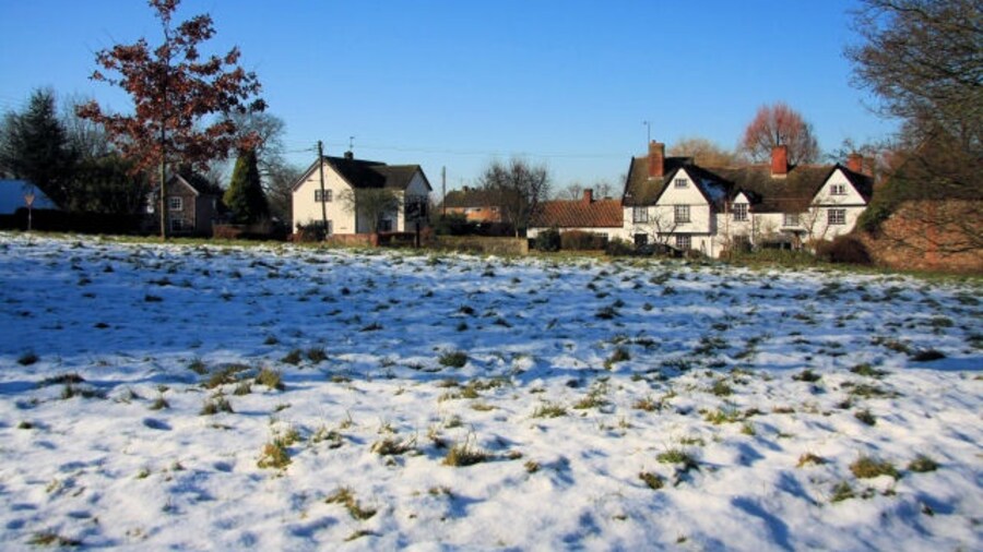 Photo "Risby village green This is one of two greens in the centre of the village; this one is considered to be the 'main' one. The older building opposite is two dwellings, Lower Farm House and Cottage." by Bob Jones (Creative Commons Attribution-Share Alike 2.0) / Cropped from original