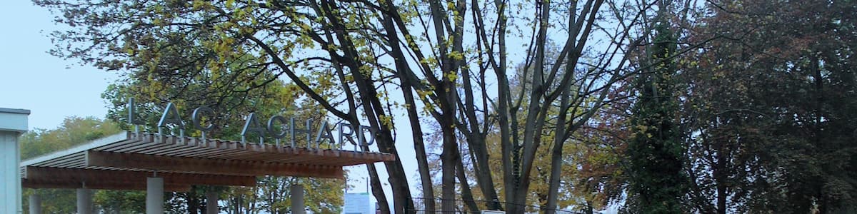 Photo "вход в парк озера Ашар" by Alkhimov Maxim (Creative Commons Attribution 3.0) / Cropped from original
