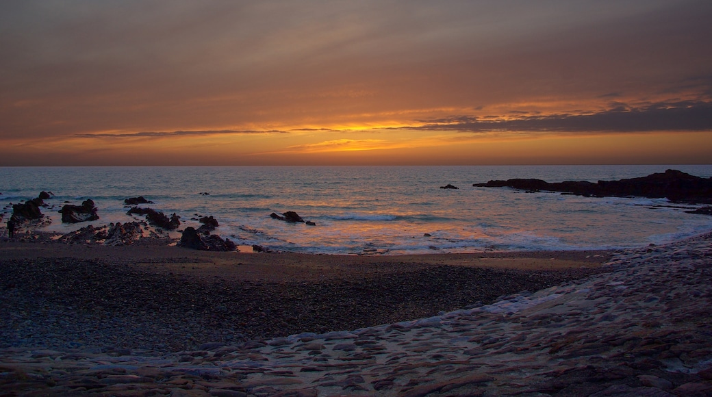 Photo "Breakwater Beach" by Harry Small (CC BY) / Cropped from original