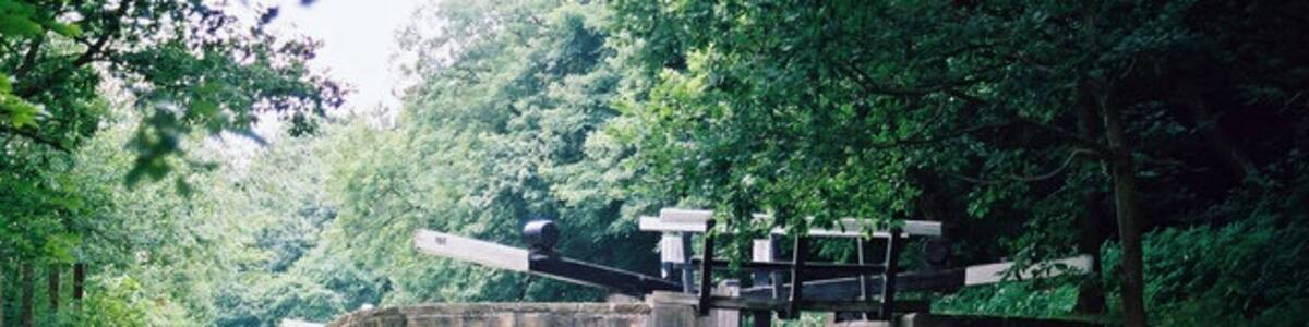 Photo "Lock No 18E, Huddersfield Narrow Canal Looking west. The name of the lock is Can Lock." by Dr Neil Clifton (Creative Commons Attribution-Share Alike 2.0) / Cropped from original