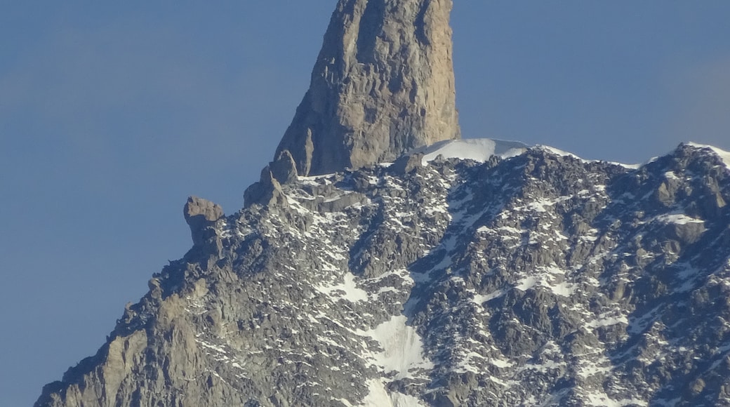 « Sommet montagneux Dent du Géant», photo de Postcrosser (page does not exist) (CC BY-SA) / rognée de l’originale
