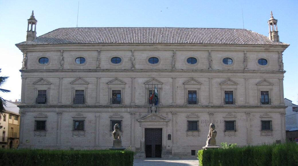 Foto "Palacio de Vázquez de Molina" de Enfo (CC BY-SA) / Recortada de la original
