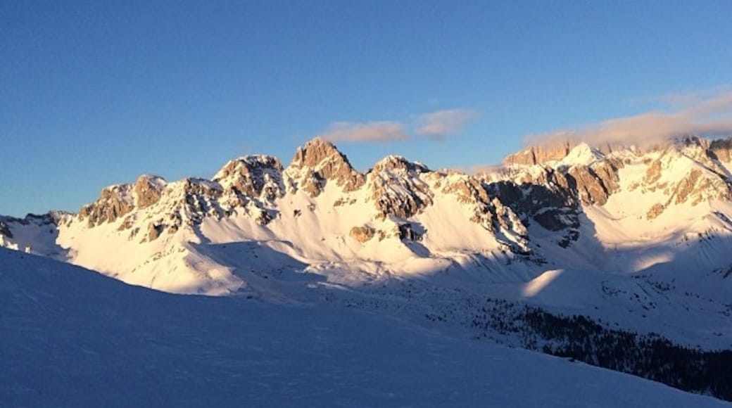 Photo "Three Valleys Ski Area" by Pietro Zanarini (CC BY) / Cropped from original