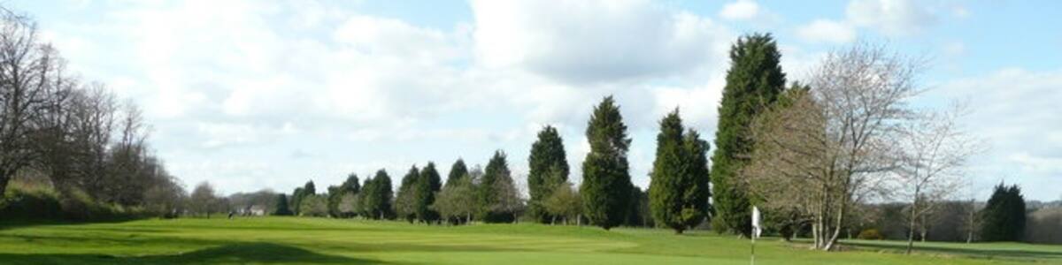 Photo "Fourteenth Hole At Flackwell Heath Golf Club. Viewed the footpath off Links Way." by Jonathan Billinger (Creative Commons Attribution-Share Alike 2.0) / Cropped from original