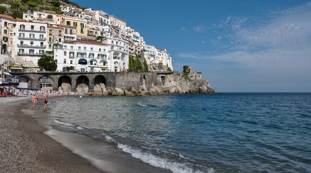 Foto "Spiaggia di Amalfi" di Alpha 350 (CC BY) / Ritaglio dell’originale