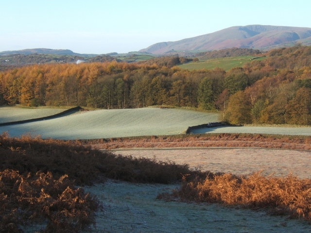 Kuva ”Kirkby Ireleth” käyttäjältä Andrew Hill (CC BY-SA) / rajattu alkuperäisestä kuvasta