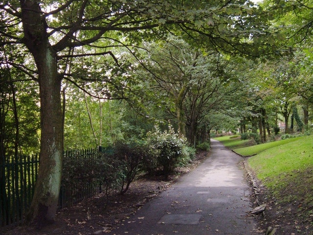 Dunwood Park, Shaw Looking south along the main footpath through the park about 100 metres north of the tennis courts. The path runs parallel with the railway and the River Beal.