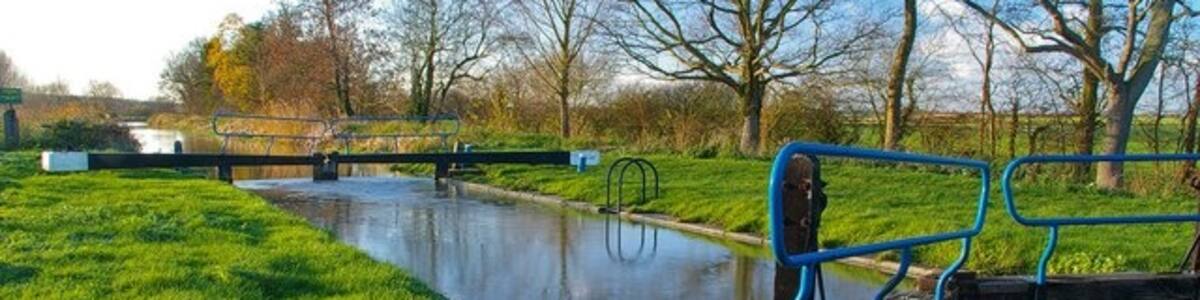 Photo "Rickets Lock This lock is on Chelmer and Blackwater Navigation between Ulting and Langford the photo was taken looking upstream for more info on the navigation see http://www.chelmercanaltrust.co.uk/cct.htm" by Glyn Baker (Creative Commons Attribution-Share Alike 2.0) / Cropped from original