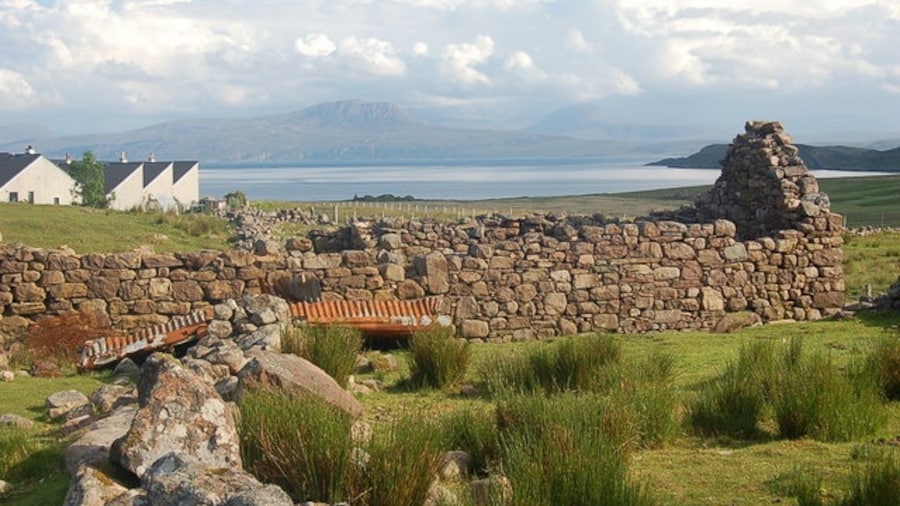 Photo "Achiltibuie derelict crofter's house & Island View housing Derelict croft house and view out across Loch Broom. See www.achiltibuiecottages.wordpress.com for more information." by Rory Brown (Creative Commons Attribution-Share Alike 2.0) / Cropped from original
