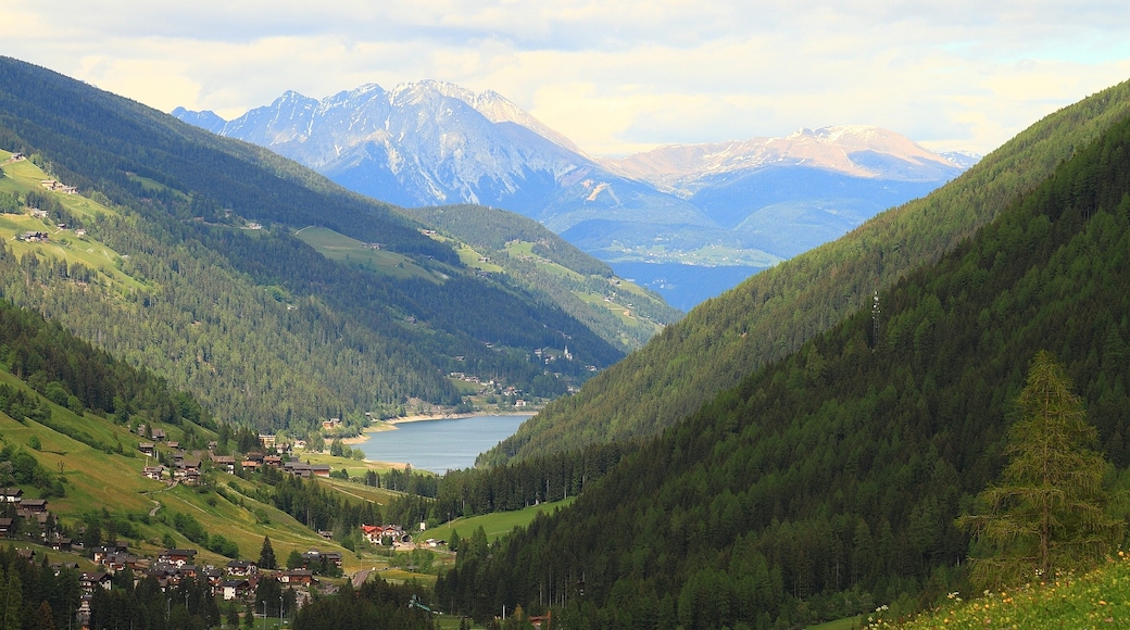 Photo "Ultimo Valley" by Harald Hoyer (CC BY-SA) / Cropped from original
