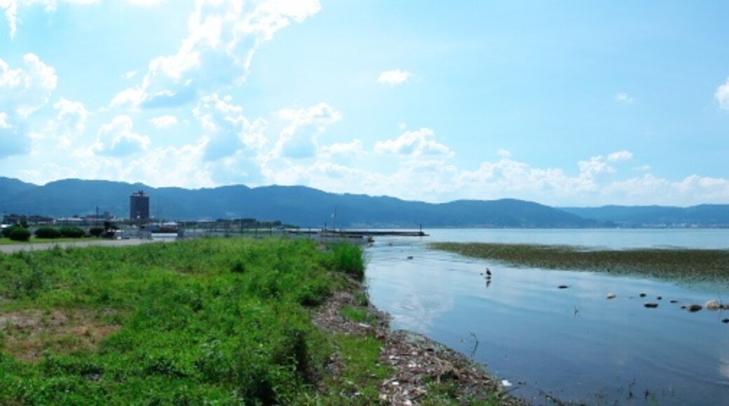 ภาพ "ทะเลสาบซึวะ" โดย Yamaguchi Yoshiaki (CC BY-SA) / ตัดภาพจากขนาดต้นฉบับ