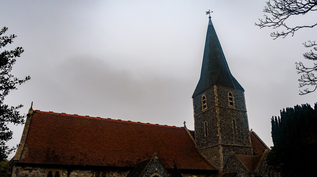 照片“柏青顿诸圣教堂” 拍摄者：JoshTilley（CC BY-SA）原片经过裁剪