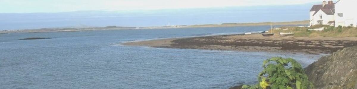 Photo "View north-westwards across the beach at high tide" by Eric Jones (Creative Commons Attribution-Share Alike 2.0) / Cropped from original