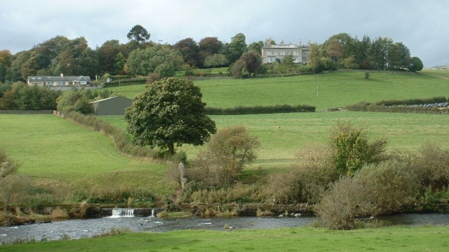 Photo "River Kent. Near Kendal, with Prizet Farm and Prizet in the background" by David Medcalf (Creative Commons Attribution-Share Alike 2.0) / Cropped from original