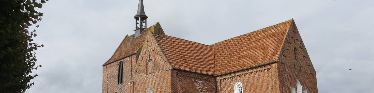 Photo "Kerk Stapelmoor" by Dickelbers (Creative Commons Attribution-Share Alike 3.0) / Cropped from original