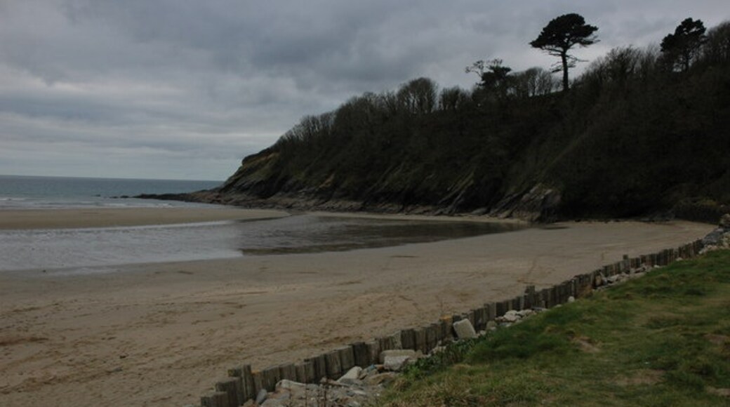 Photo "Porthluney Cove" by Philip Halling (CC BY-SA) / Cropped from original