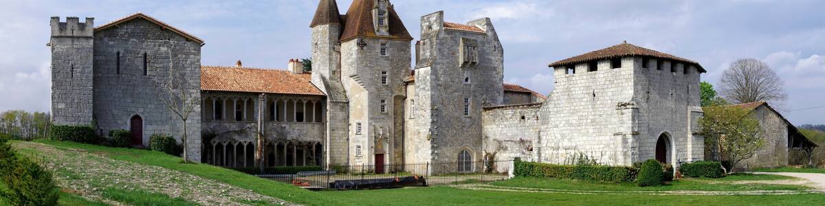 Photo "This building is inscrit au titre des Monuments Historiques. It is indexed in the Base Mérimée, a database of architectural heritage maintained by the French Ministry of Culture, under the reference PA00104446 ." by JLPC (Creative Commons Attribution-Share Alike 3.0) / Cropped from original