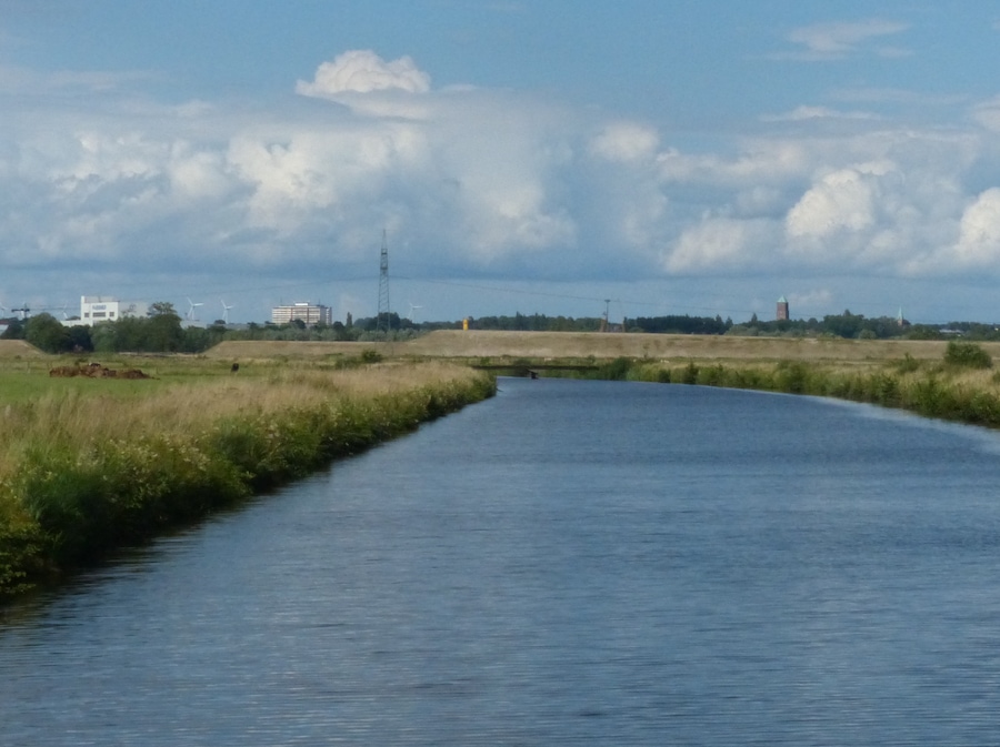 Motzener Kanal, im Hintergrund Straßendamm für die Neutrassierung der B 212, am Horizont rechts Wasserturm von Blumenthal