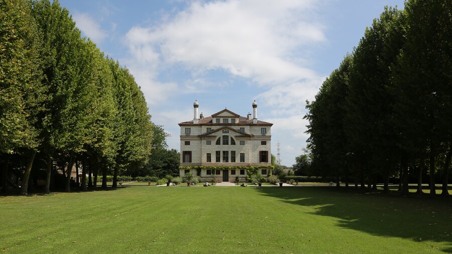 Photo "Villa Foscari, also called La Malcontenta, in Mira near Venice. Seen from the back." by Hans A. Rosbach (Creative Commons Attribution-Share Alike 3.0) / Cropped from original