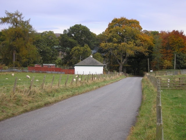 The road from Kinaird to Dalguise The view of a cottage opposite Milton of Kincraigie Farm on the B898 road from Kinnaird to Dalguise.