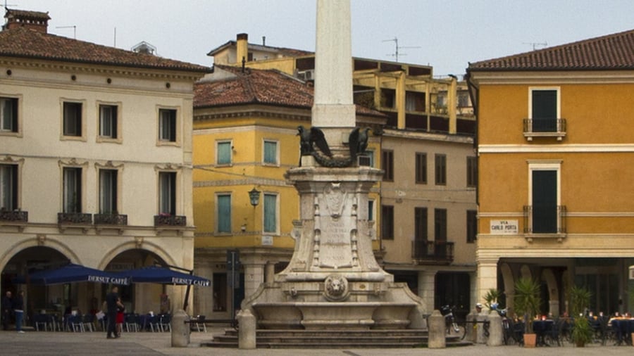 Photo "Piazza Garibaldi, Lonigo, Vicenza, Veneto, Italy" by trolvag (Creative Commons Attribution-Share Alike 3.0) / Cropped from original