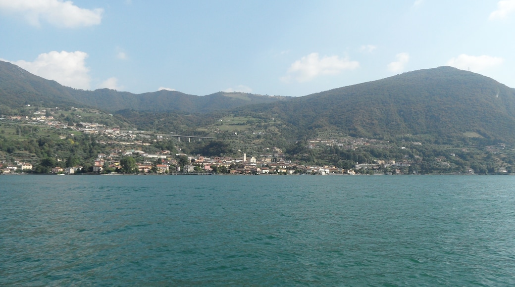 Billede "Monte Isola" af Gianluca Cogoli (CC BY) / beskåret fra det originale billede