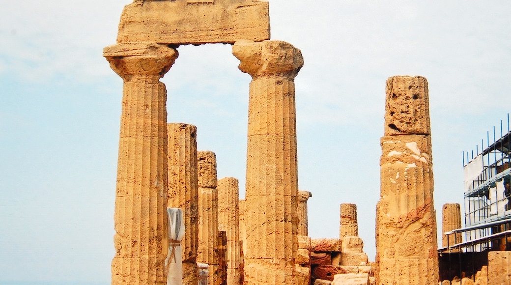 Photo "Temple of Juno Lacinia" by Michael Paraskevas (CC BY-SA) / Cropped from original