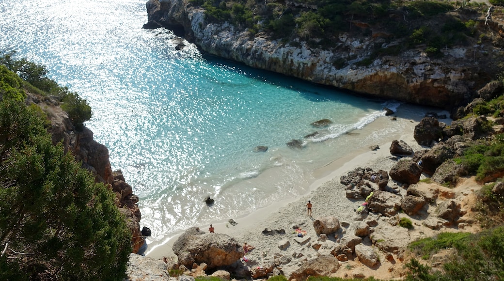 Photo "Caló des Moro Beach" by Oltau (CC BY) / Cropped from original