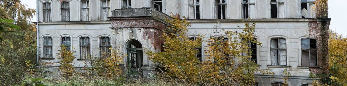 Photo "Gutshaus Altenzaun OT Osterholz" by Radler59 (Creative Commons Attribution-Share Alike 4.0) / Cropped from original