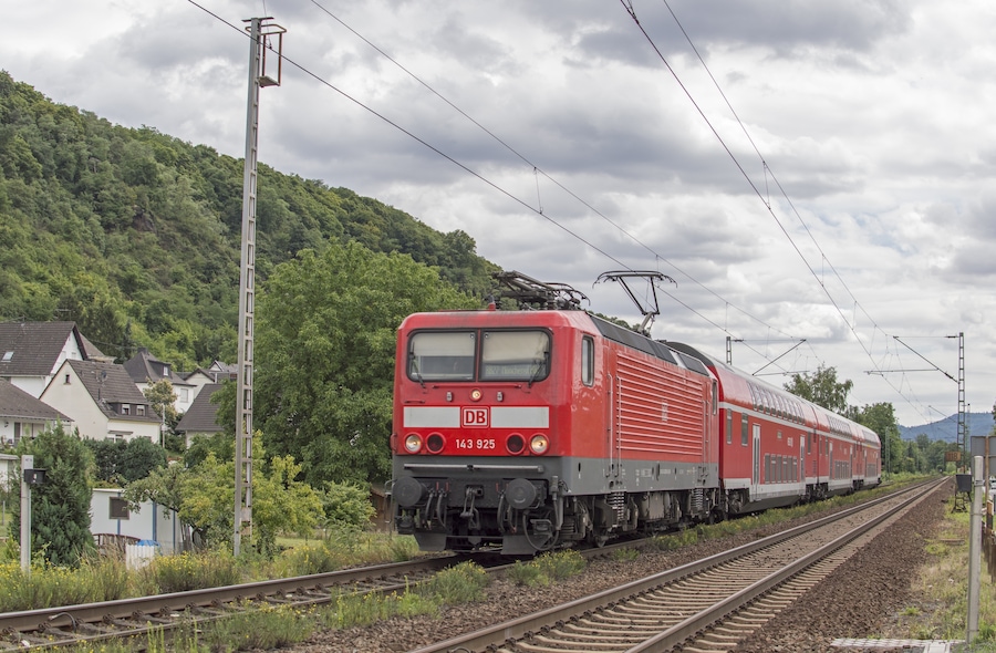 DB 143 925 near Ariendorf, headed towards Mönchengladbach railway station