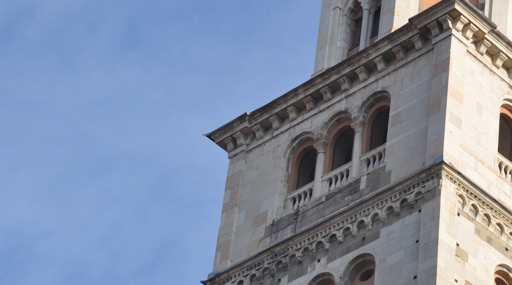 Foto "Torre della Ghirlandina" de Chiara Salazar Chiesa (page does not exist) (CC BY-SA) / Recortada do original
