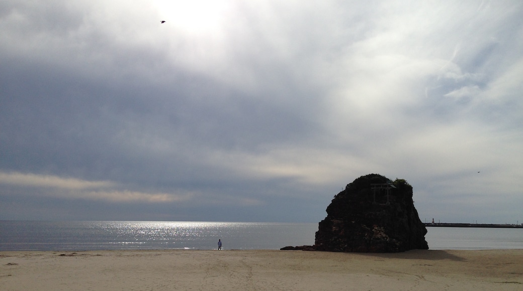 Photo "Inasa Beach" by kajikawa (CC BY) / Cropped from original
