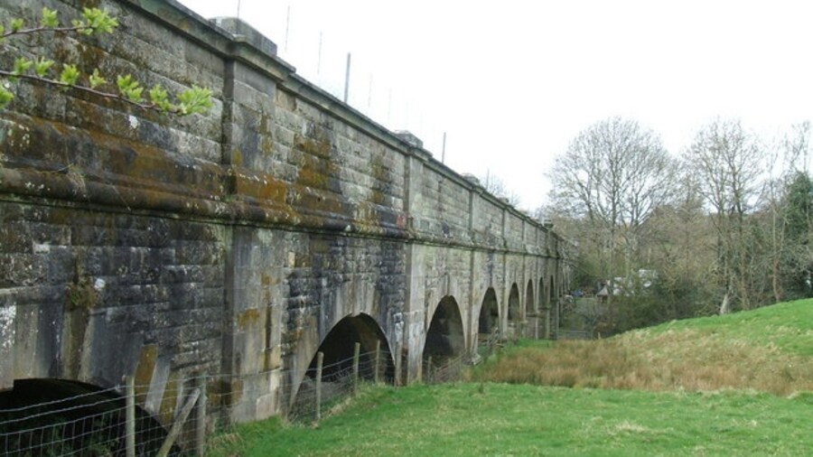 Photo "Bennettsend Bridge Aqueduct Carrying drinking water from Elan Valley to Birmingham this aqueduct crosses a valley on the side of Cleehill to the southeast of Knowbury in Shropshire." by DI Wyman (Creative Commons Attribution-Share Alike 2.0) / Cropped from original