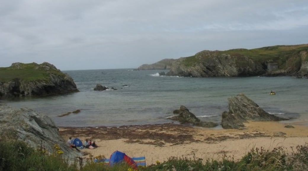 Photo "Porth Dafarch Beach" by Eric Jones (CC BY-SA) / Cropped from original
