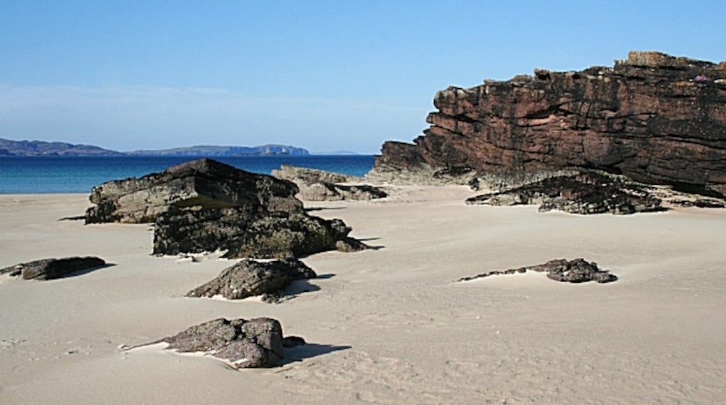 Photo "Oldshoremore Beach" by Anne Burgess (CC BY-SA) / Cropped from original