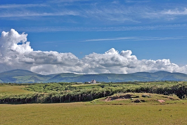 Cumulus and Tumulus near Ballaghaie