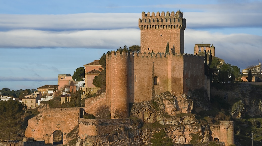 Foto „Castillo de Alarcon“ von emeritense (CC BY-SA)/zugeschnittenes Original