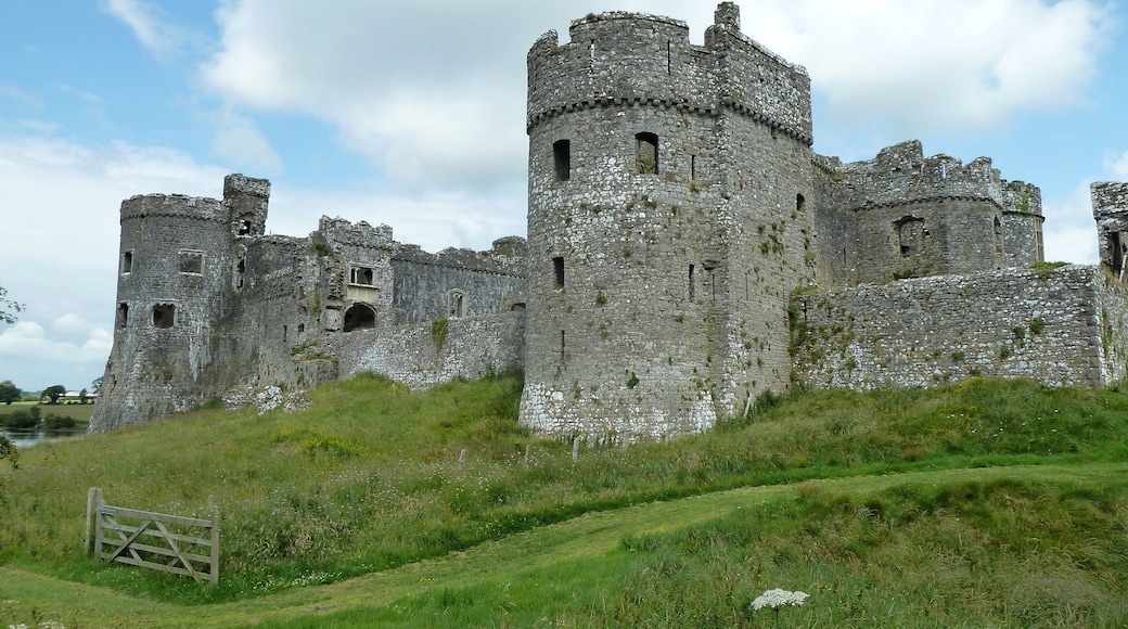 Photo "Carew Castle" by cowbridgeguide.co.uk (CC BY) / Cropped from original