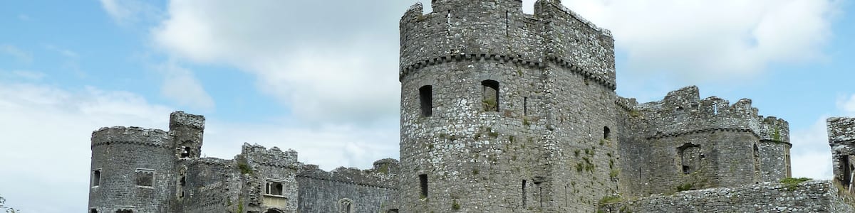 Photo "Carew Castle" by cowbridgeguide.co.uk (Creative Commons Attribution 3.0) / Cropped from original