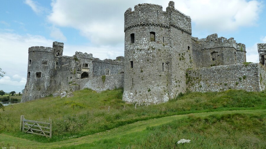 Photo "Carew Castle" by cowbridgeguide.co.uk (Creative Commons Attribution 3.0) / Cropped from original