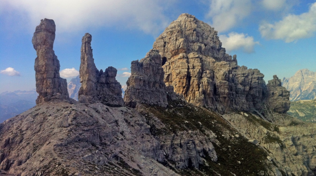 Foto ‘Monte Sassolungo di Cibiana’ van Lorenzo Pavani (CC BY-SA) / bijgesneden versie van origineel